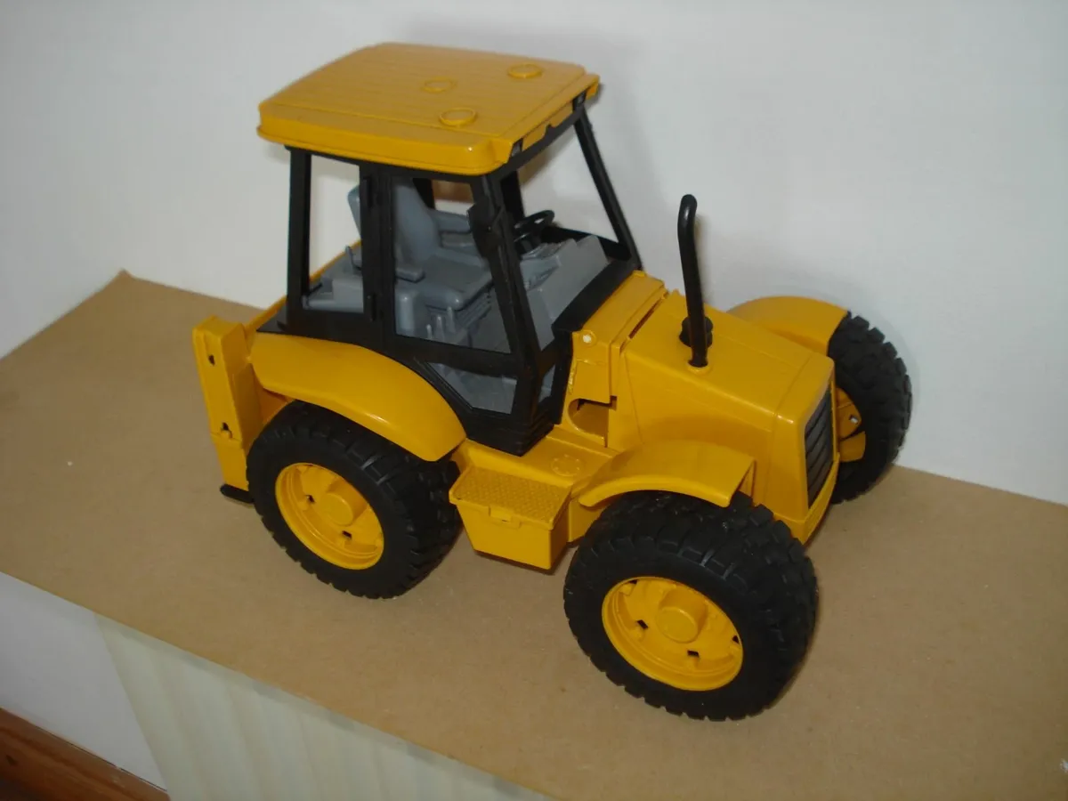 BRUDER JCB 4CX EXCAVATOR. 1/16 SCALE. - Image 1