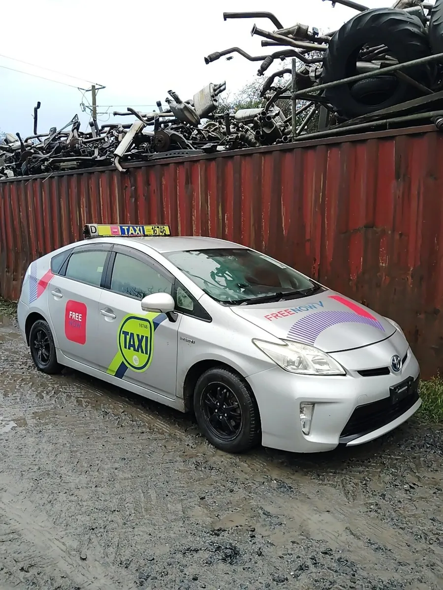 Breaking Toyota Prius 2012 hybrid - Image 1