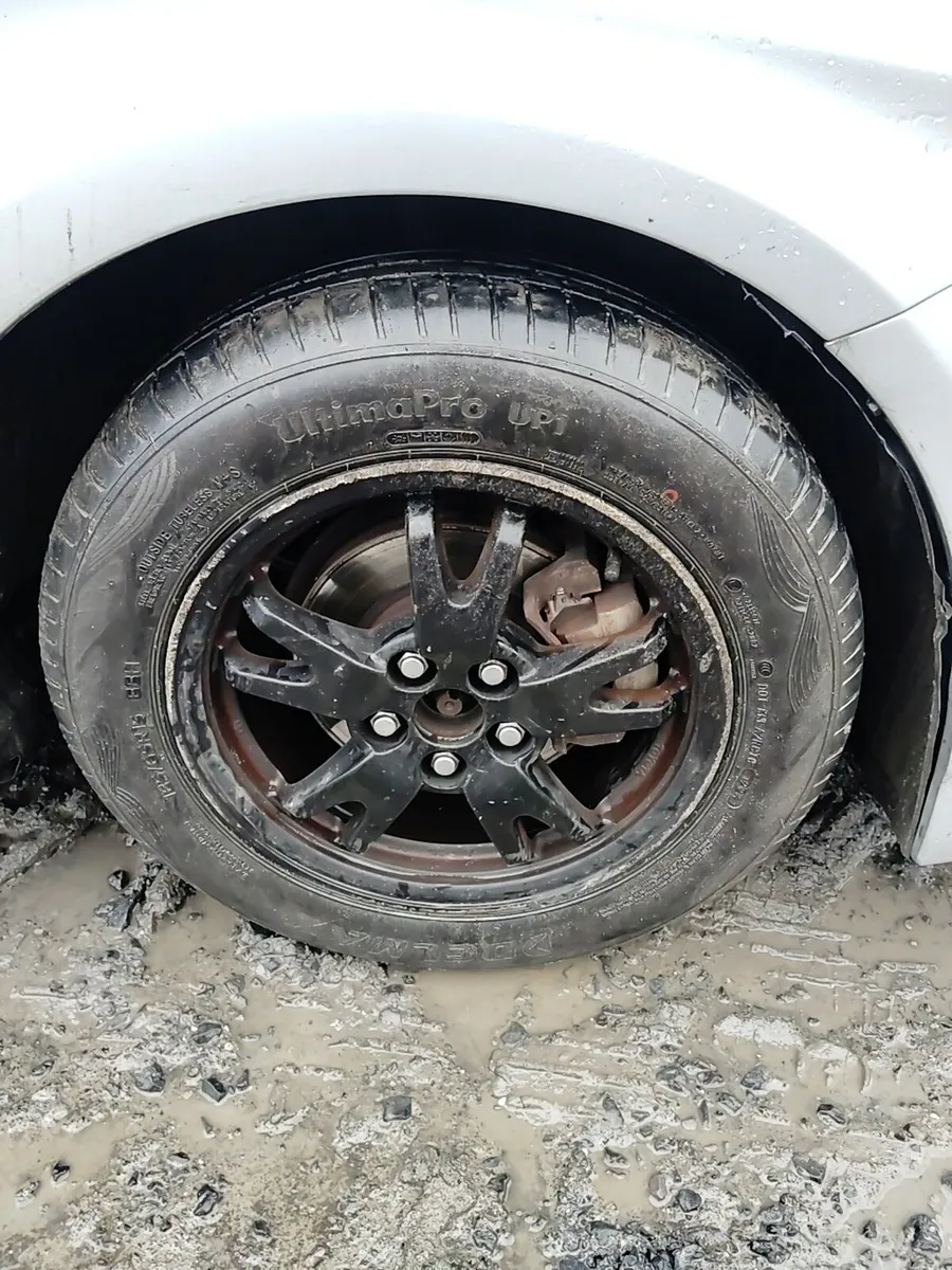 Breaking Toyota Prius 2012 hybrid - Image 2