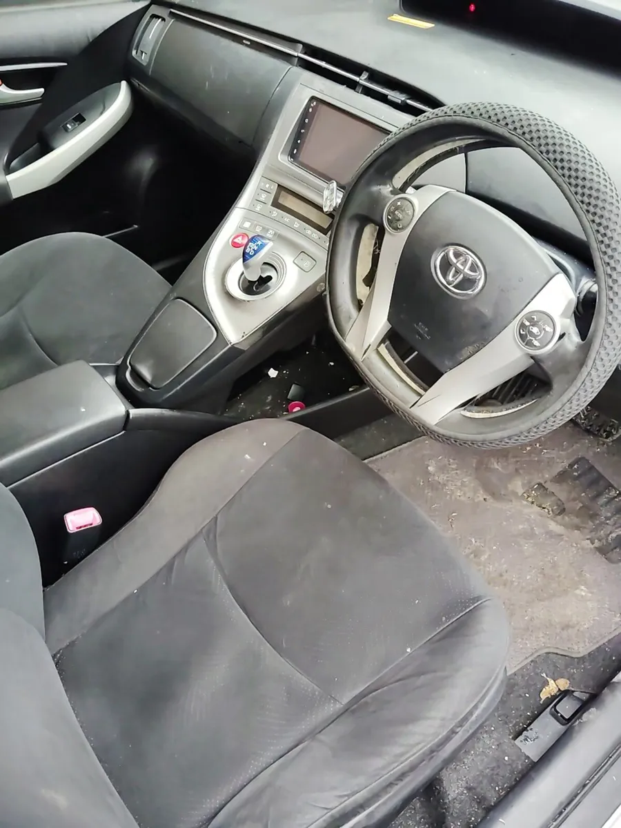 Breaking Toyota Prius 2012 hybrid - Image 3