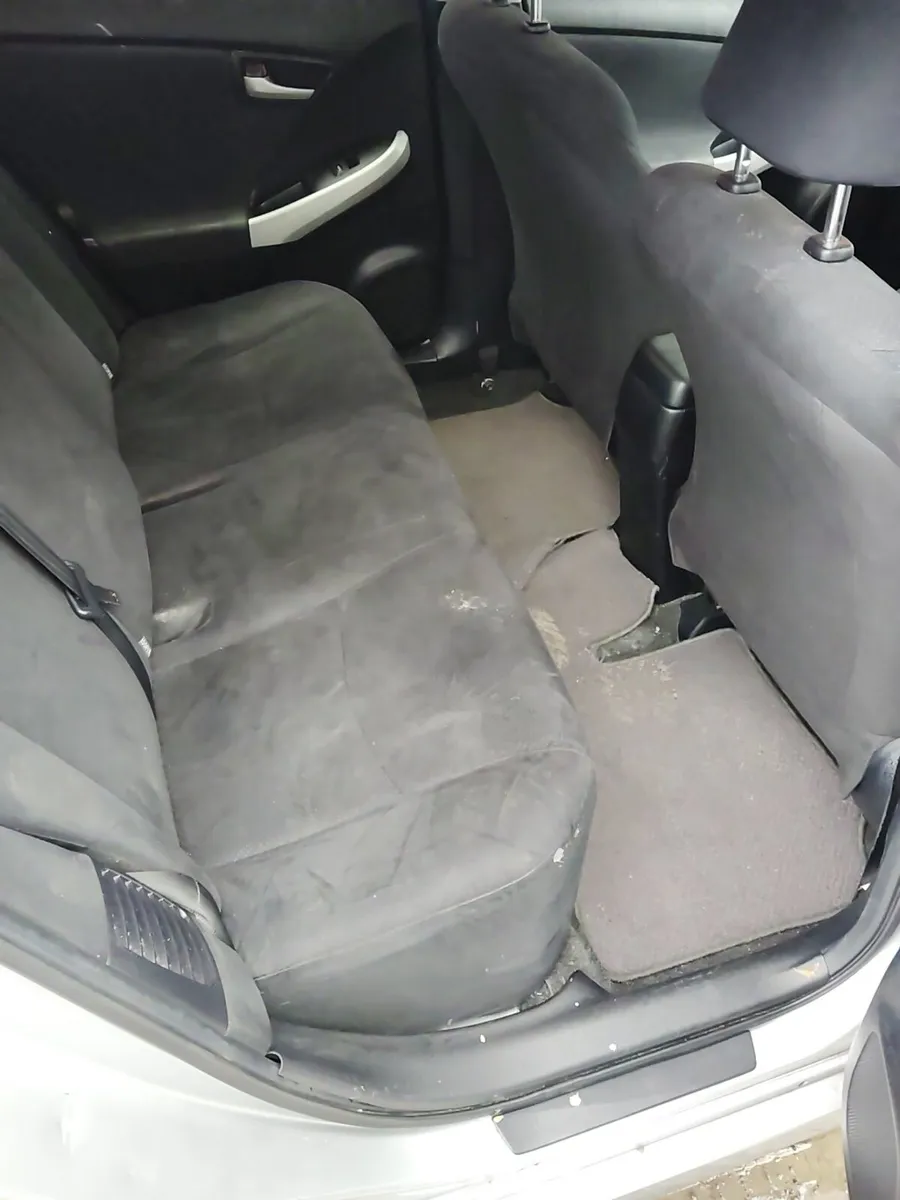 Breaking Toyota Prius 2012 hybrid - Image 4
