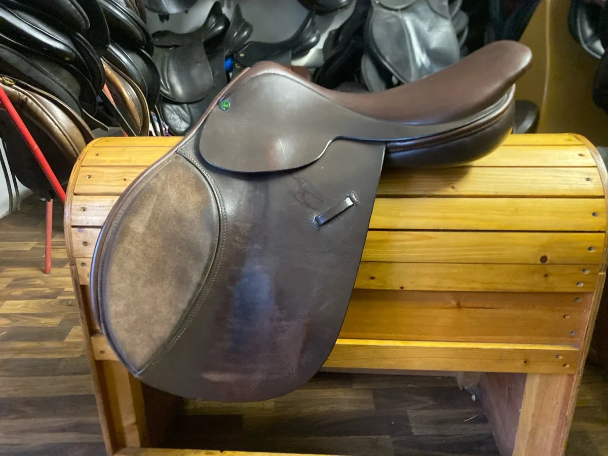 Ideal 17” brown Leather jump saddle - Image 1