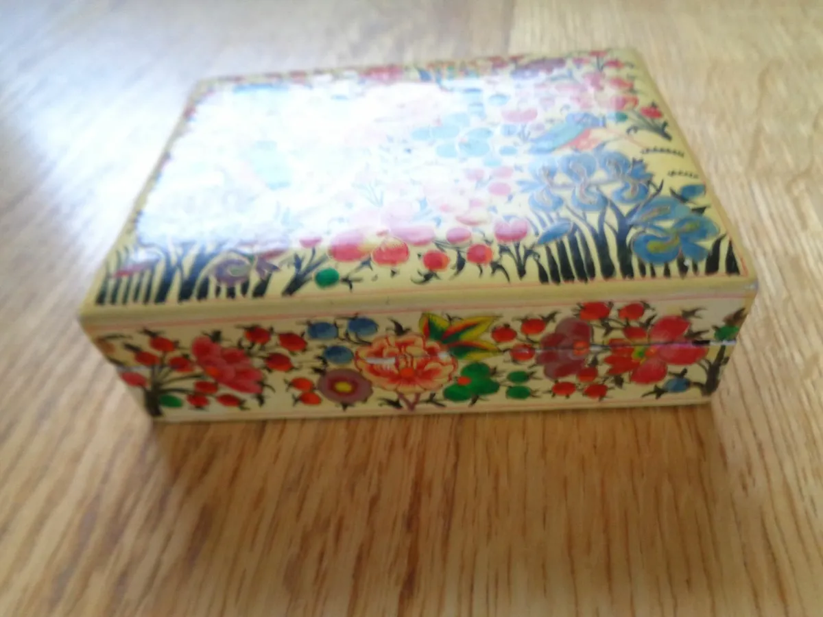 Vintage Indian Paper Mache Box for Sale - Image 1