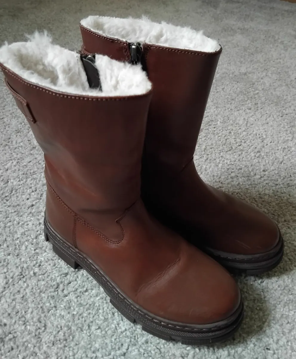 Girls Brown Boots. UK 1 - Image 1