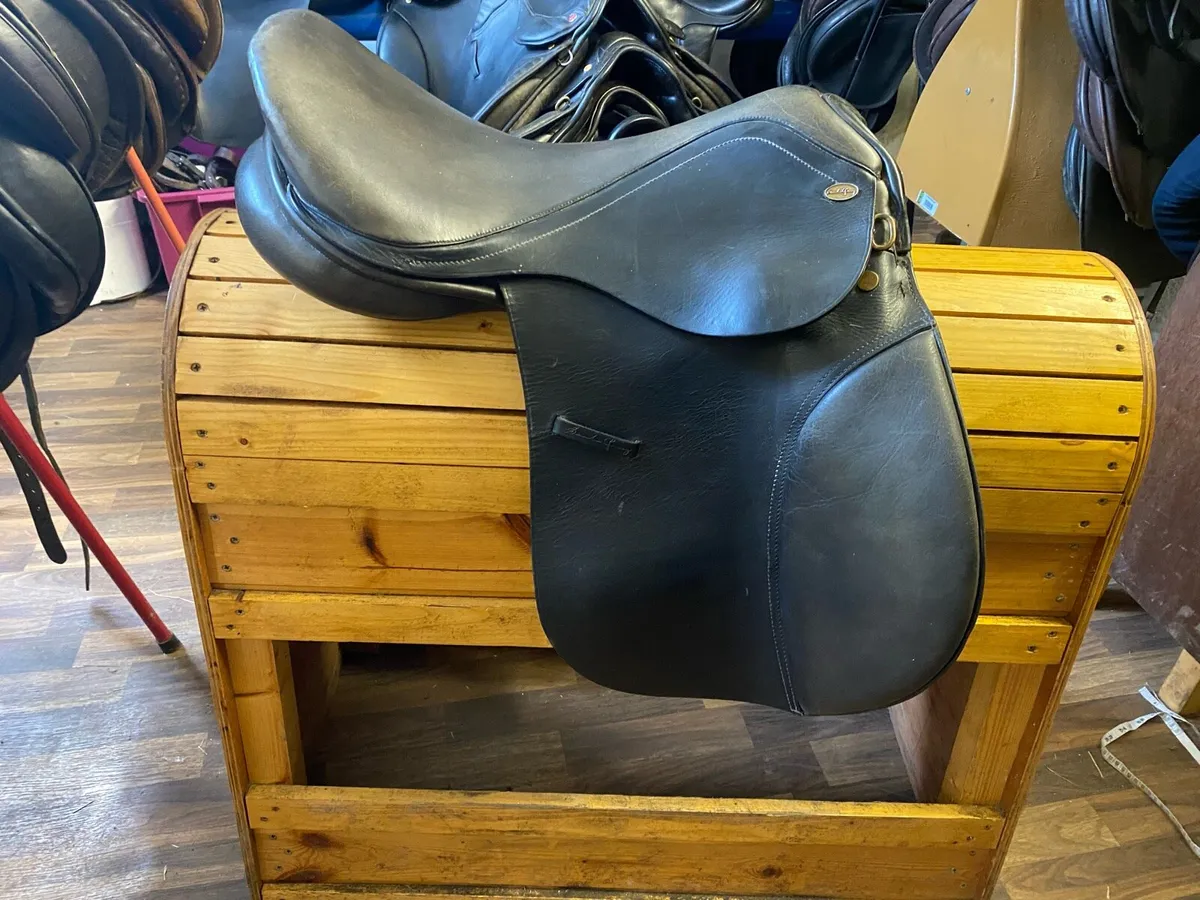 Santa Cruz wide black Leather saddle - Image 1