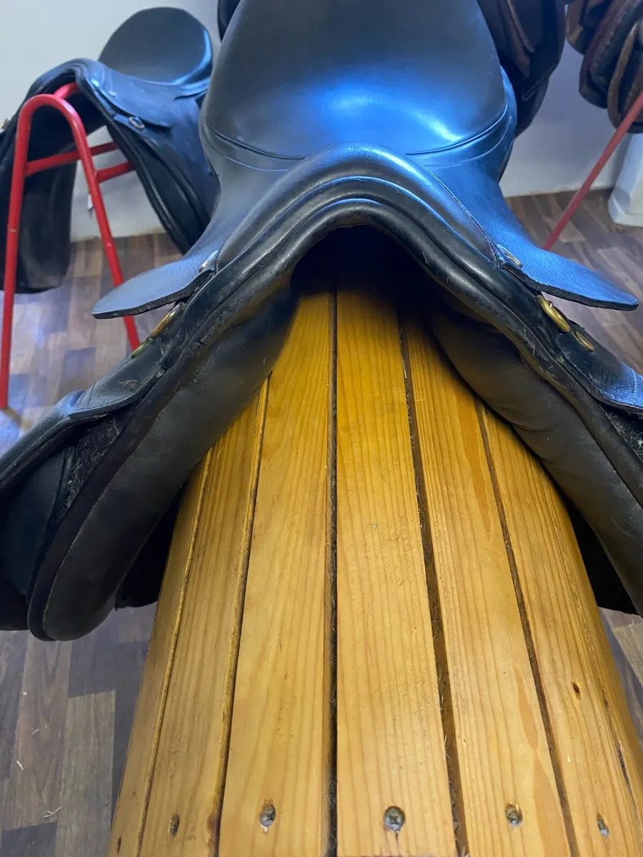 Santa Cruz wide black Leather saddle - Image 2