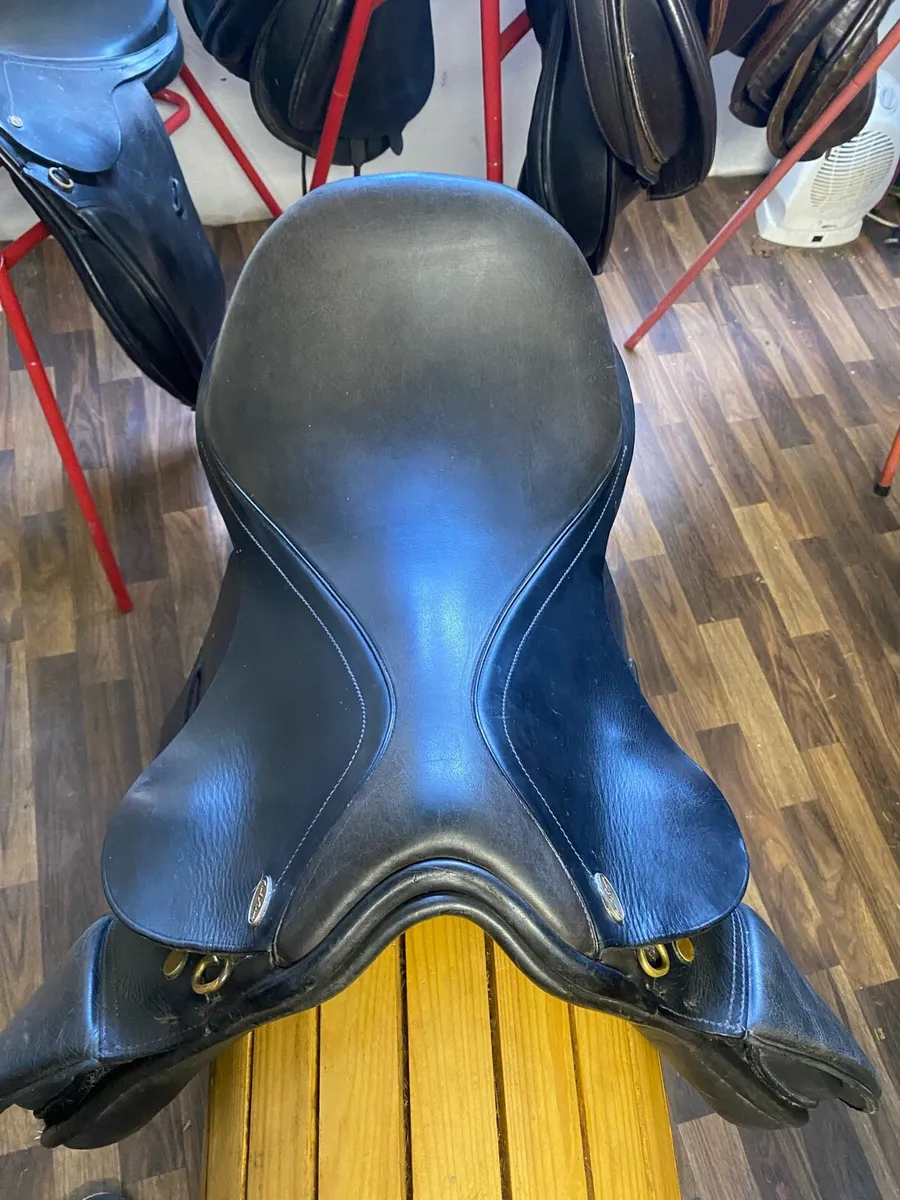Santa Cruz wide black Leather saddle - Image 3
