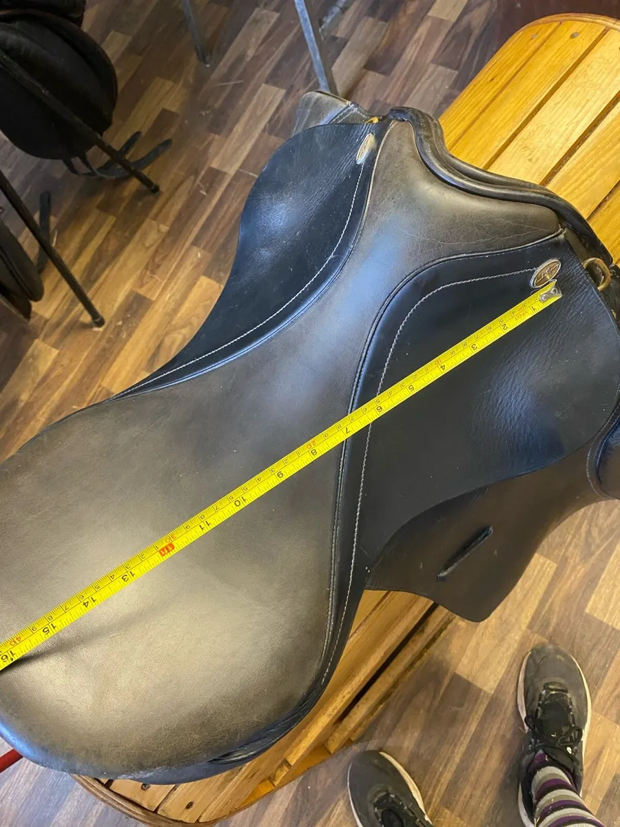 Santa Cruz wide black Leather saddle - Image 4