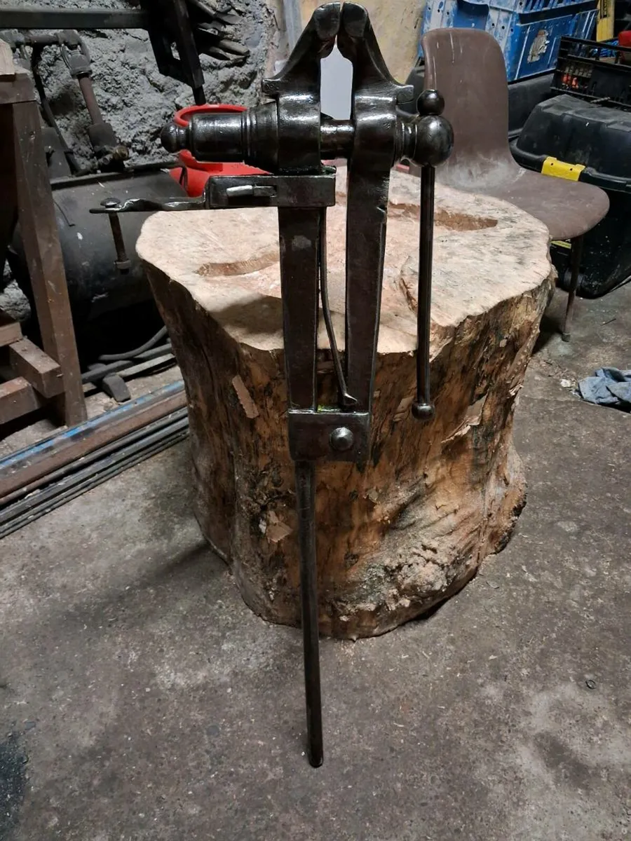 Blacksmiths Leg Vice - Image 1