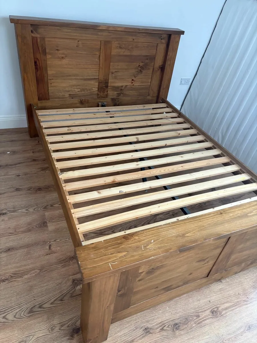 King size bed & 2 bedside lockers - Image 1