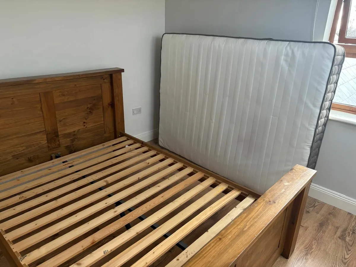 King size bed & 2 bedside lockers - Image 2