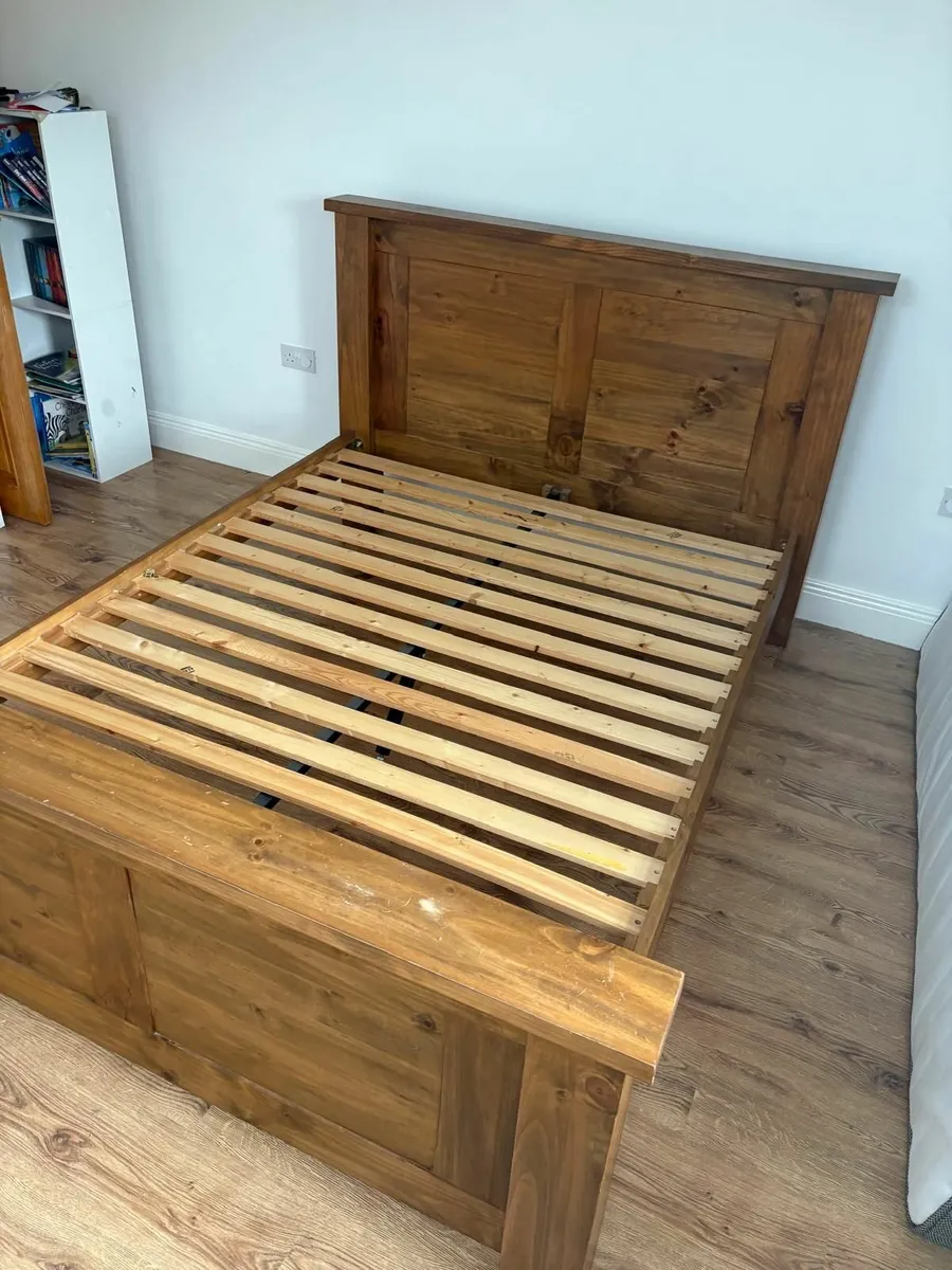 King size bed & 2 bedside lockers - Image 3