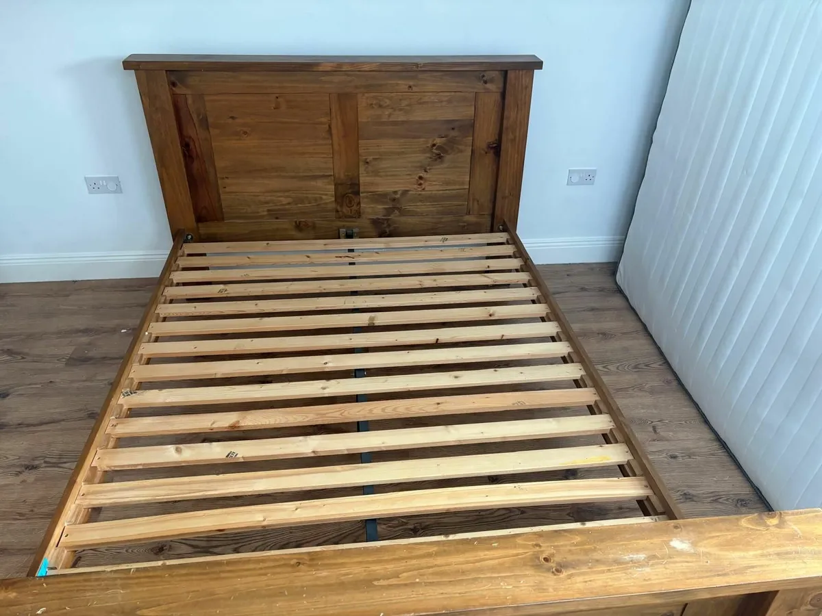 King size bed & 2 bedside lockers - Image 4