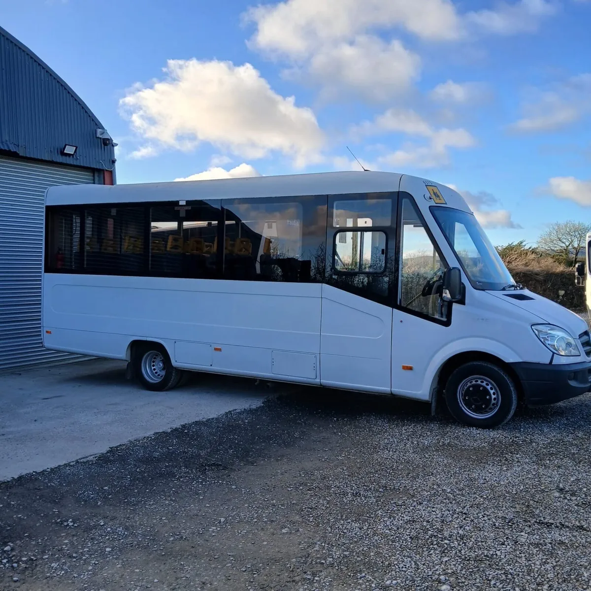 Buses & coaches - Image 4