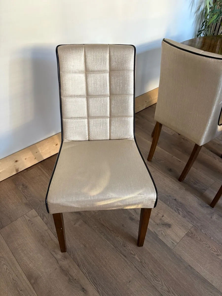 Table and Chairs - Image 2