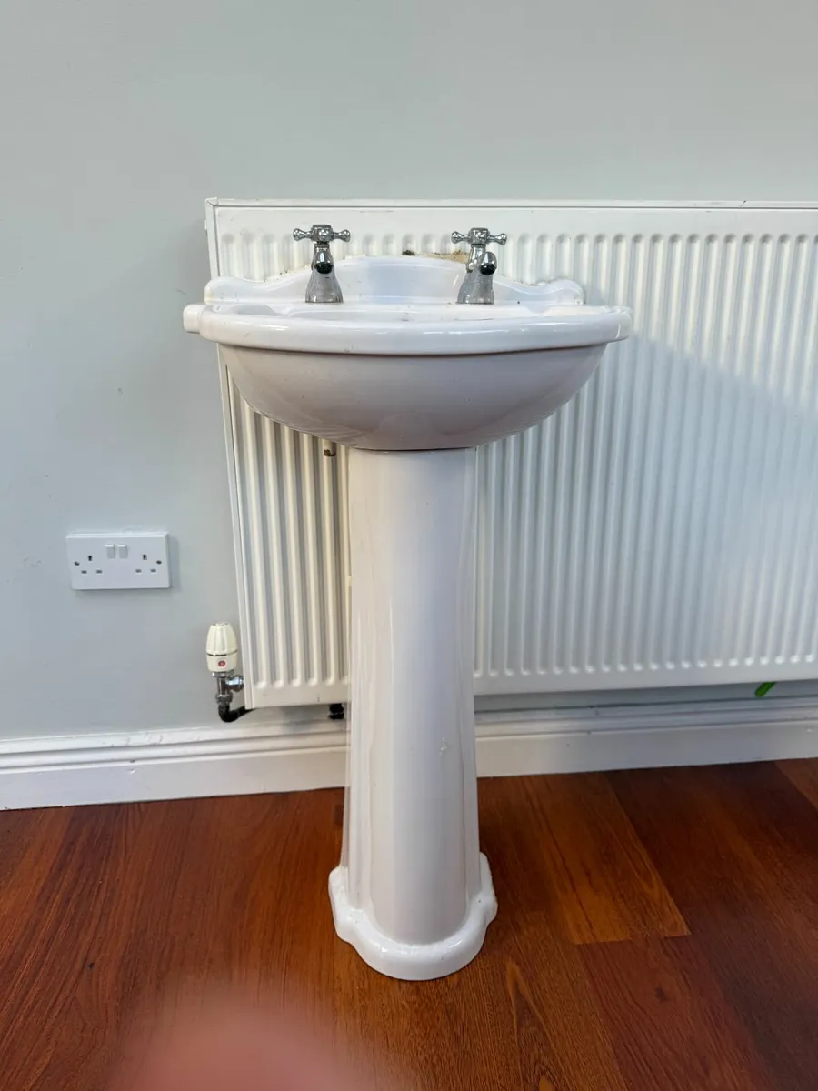 White wash basin and pedestal with taps - Image 2