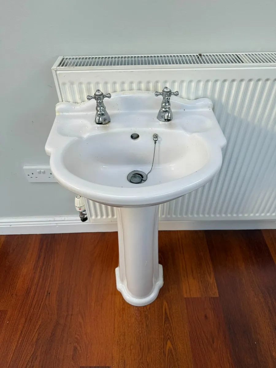 White wash basin and pedestal with taps - Image 3