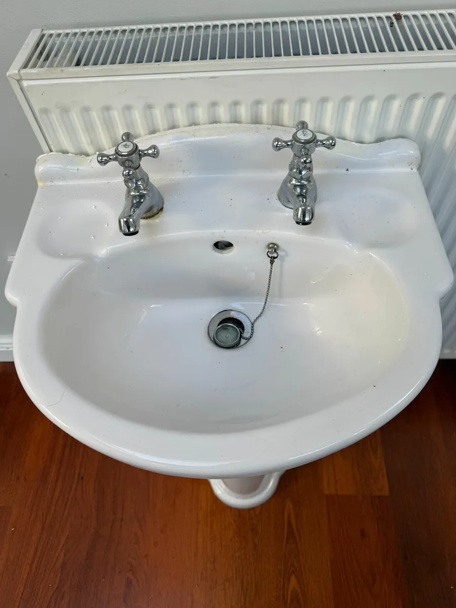 White wash basin and pedestal with taps - Image 4