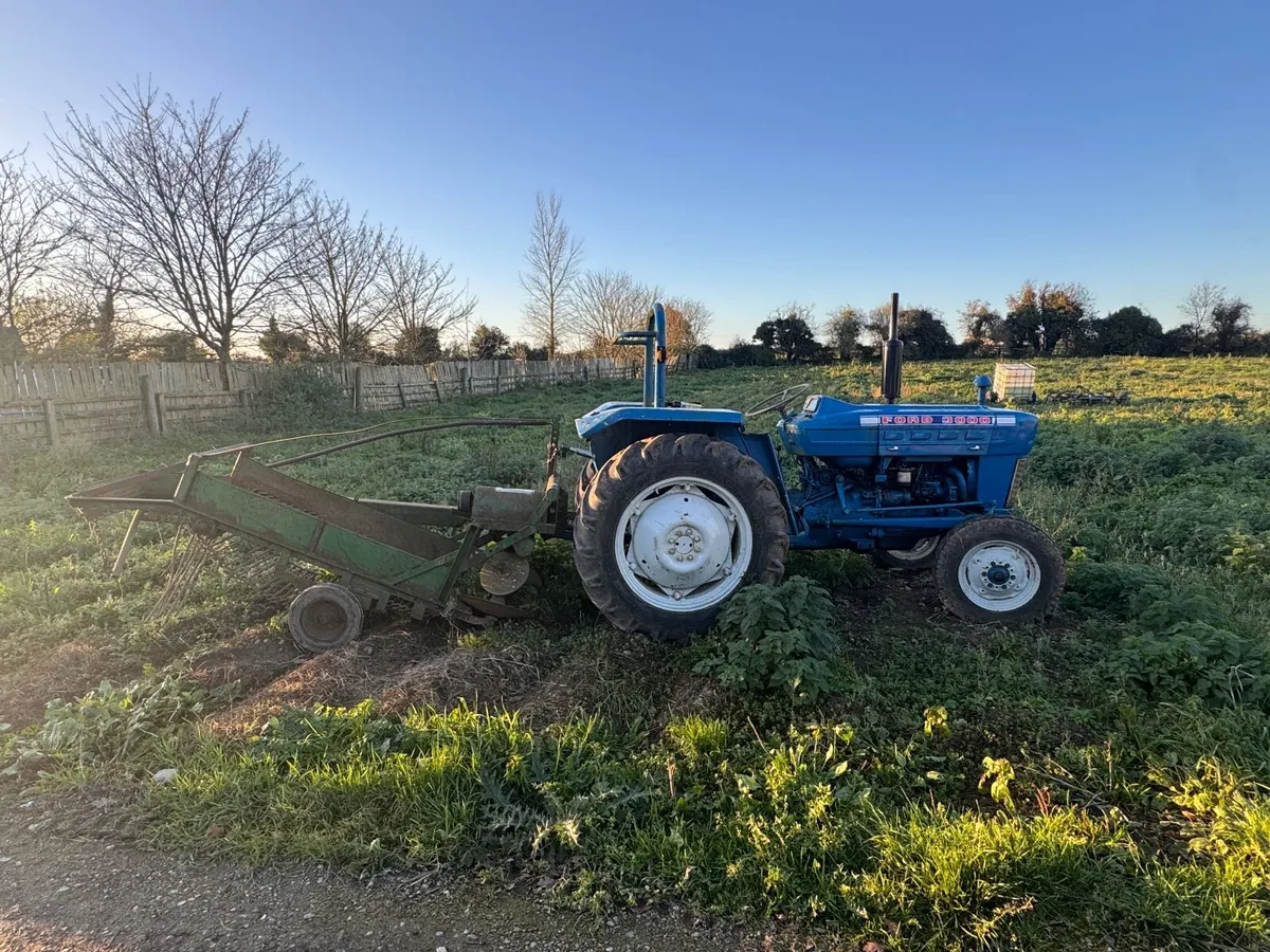 Ford 3000 Tractor and potato digger - Image 2