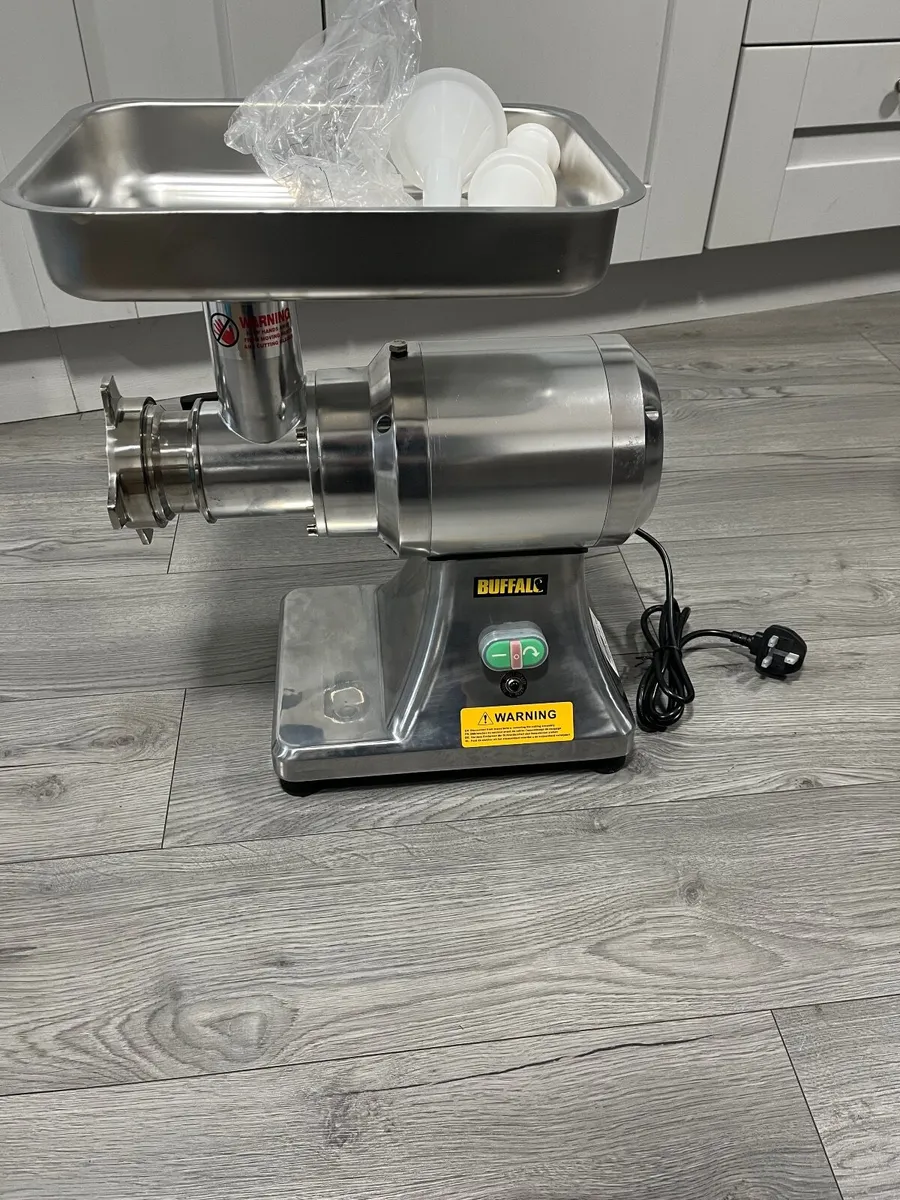 Bufallo heavy duty meat mincer size 22 - Image 1