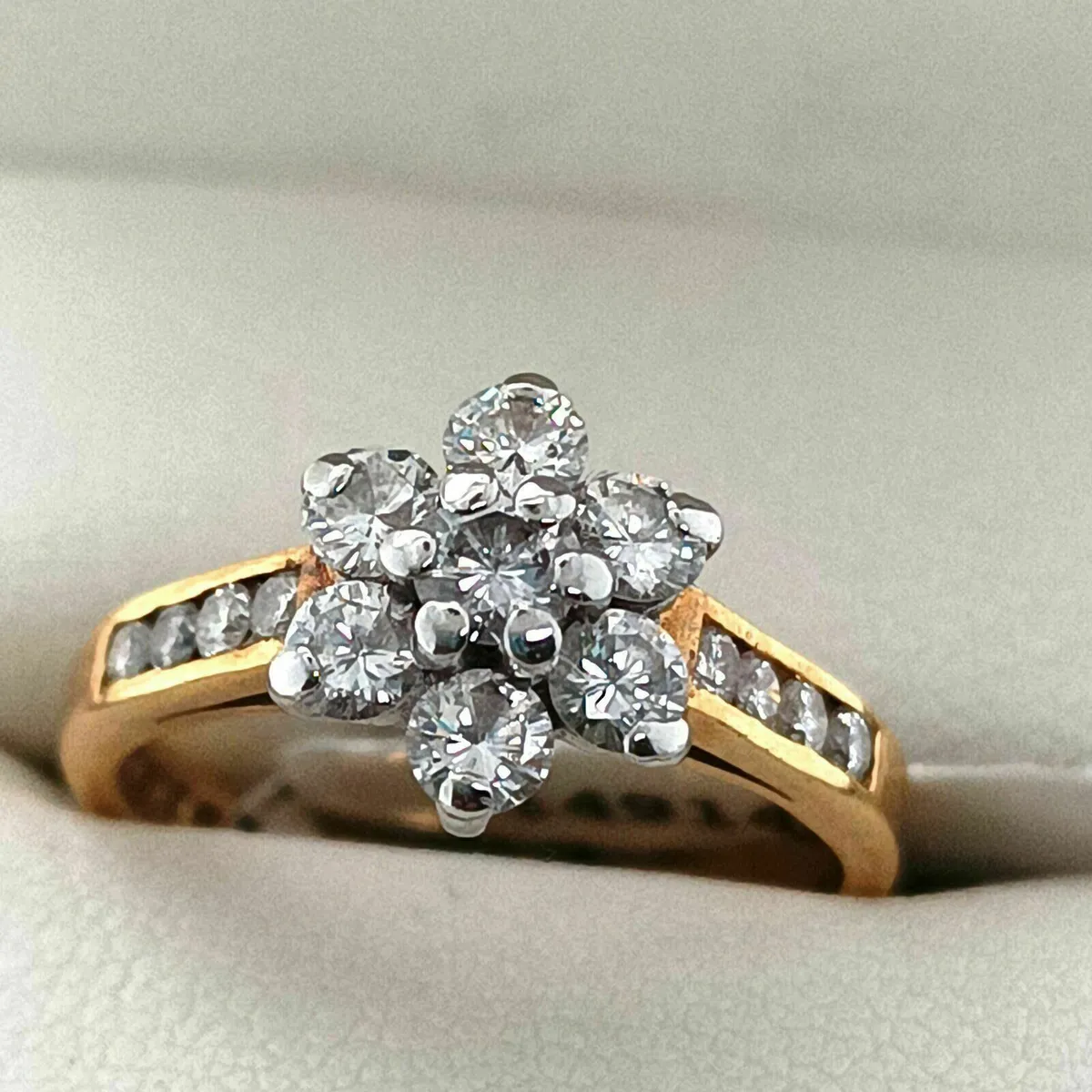 18k Gold Diamond Cluster Daisy Ring - Image 1