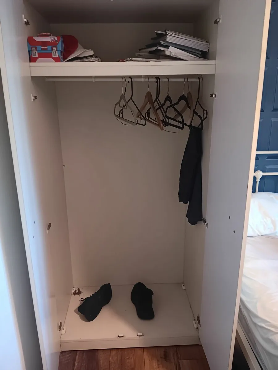 Bedroom wardrobe and chest of drawers - Image 3