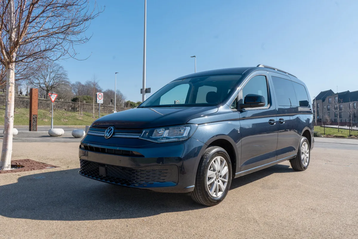 Volkswagen Caddy Maxi Life Wheelchair Taxi Automat - Image 1