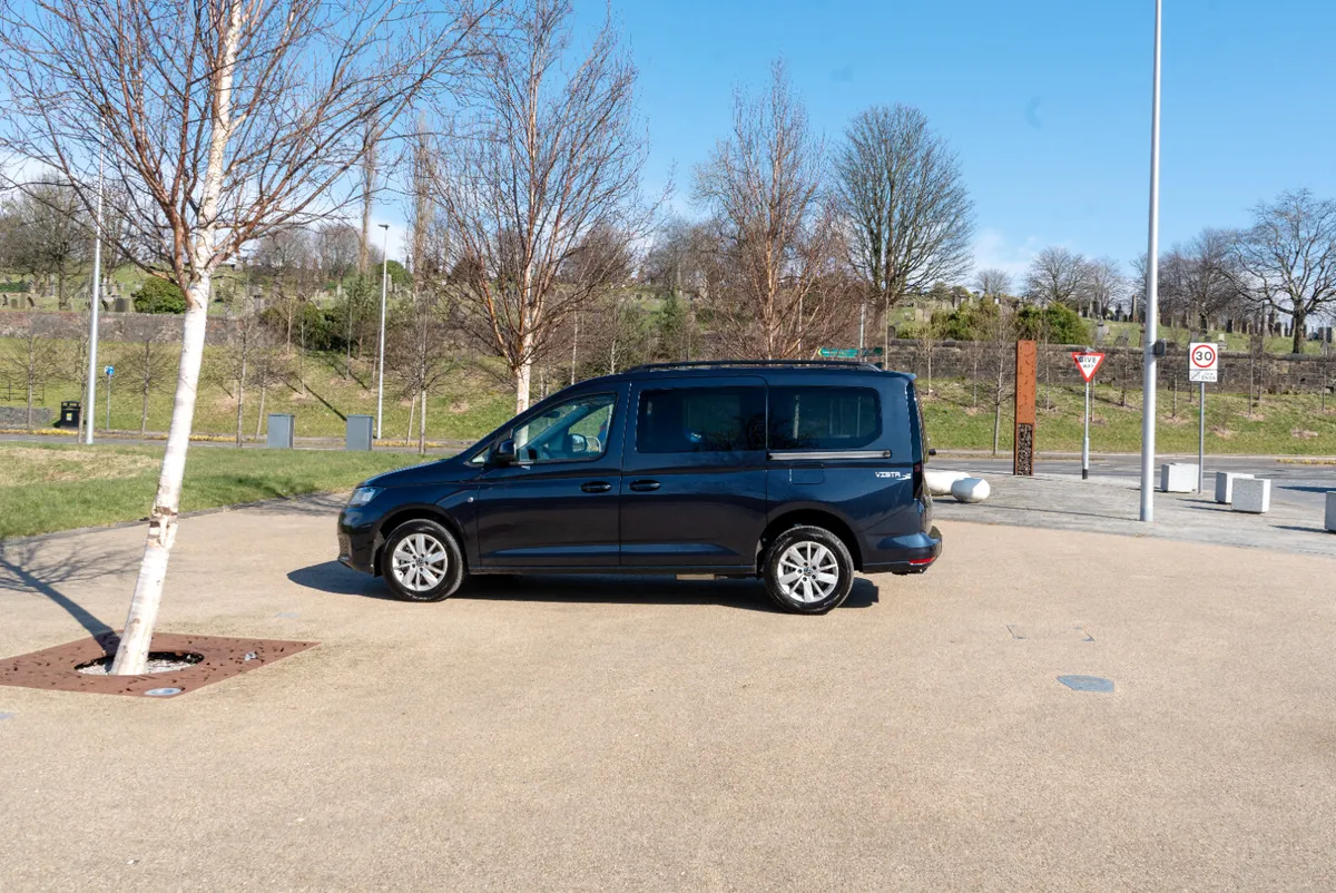 Volkswagen Caddy Maxi Life Wheelchair Taxi Automat - Image 3