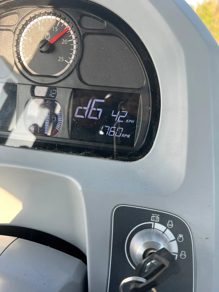 232 Valtra G125A c/w Loader, Only 600hrs - Image 4