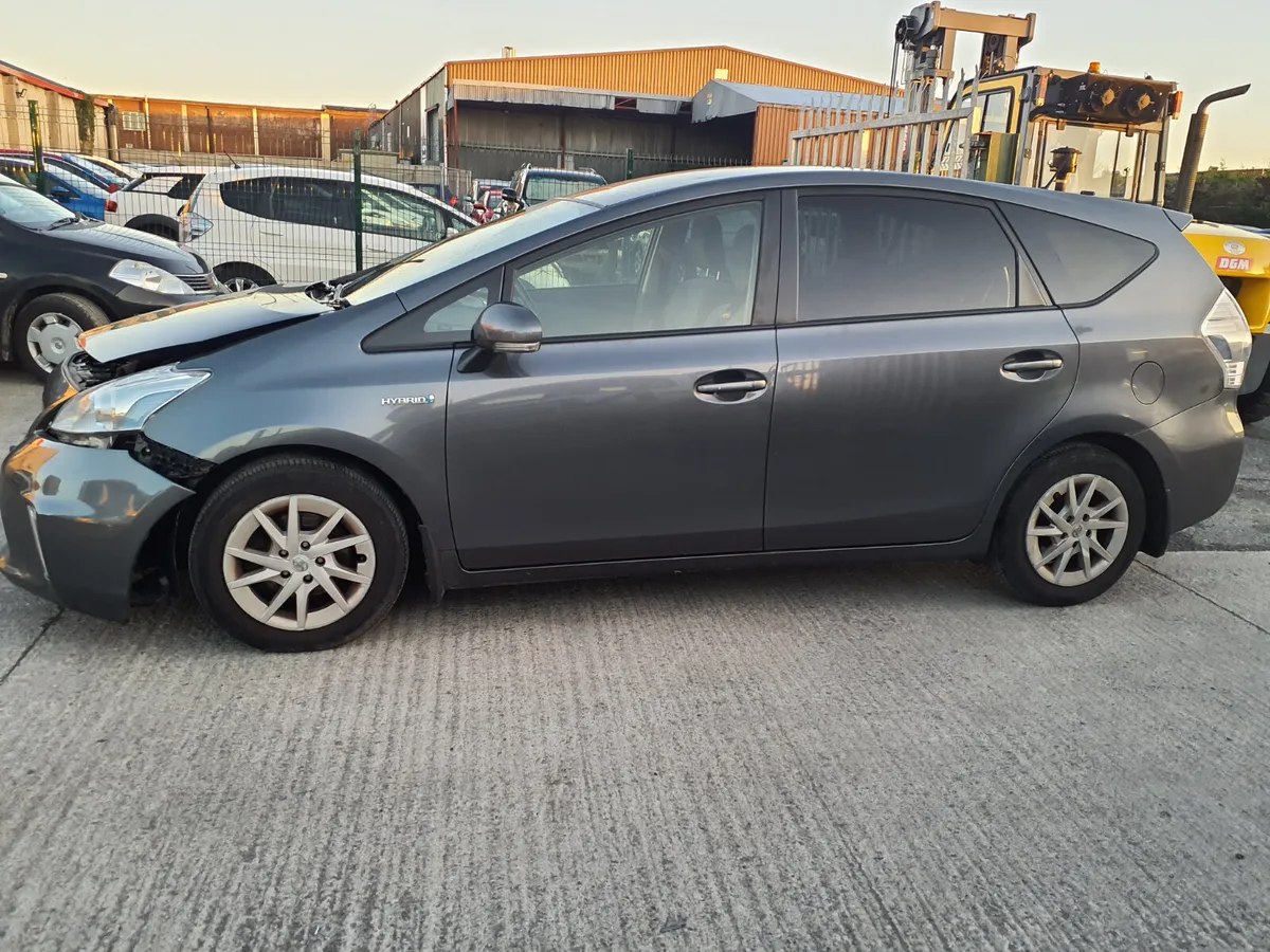 2014 Toyota Prius 7seater - Image 3
