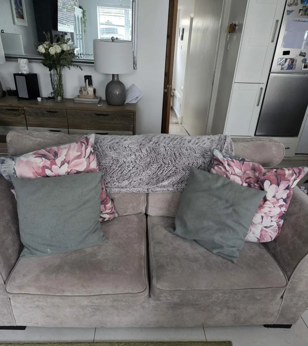 Sitting room. Couch. Table lamps . - Image 2