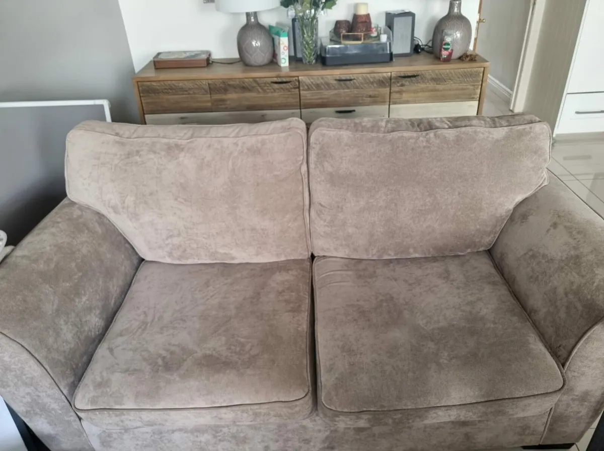 Sitting room. Couch. Table lamps . - Image 1