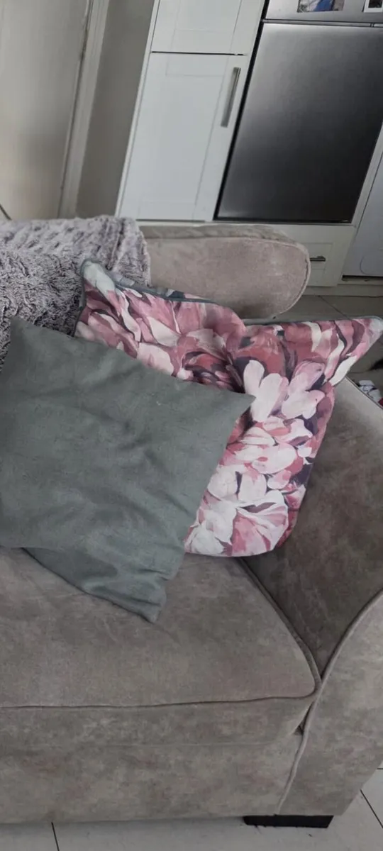 Sitting room. Couch. Table lamps . - Image 3