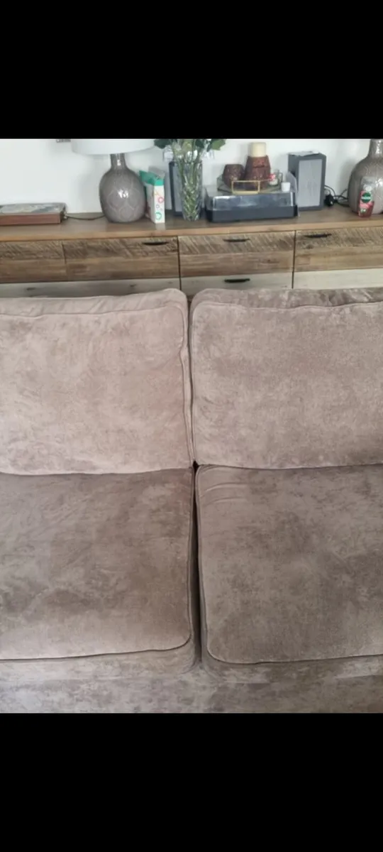 Sitting room. Couch. Table lamps . - Image 4