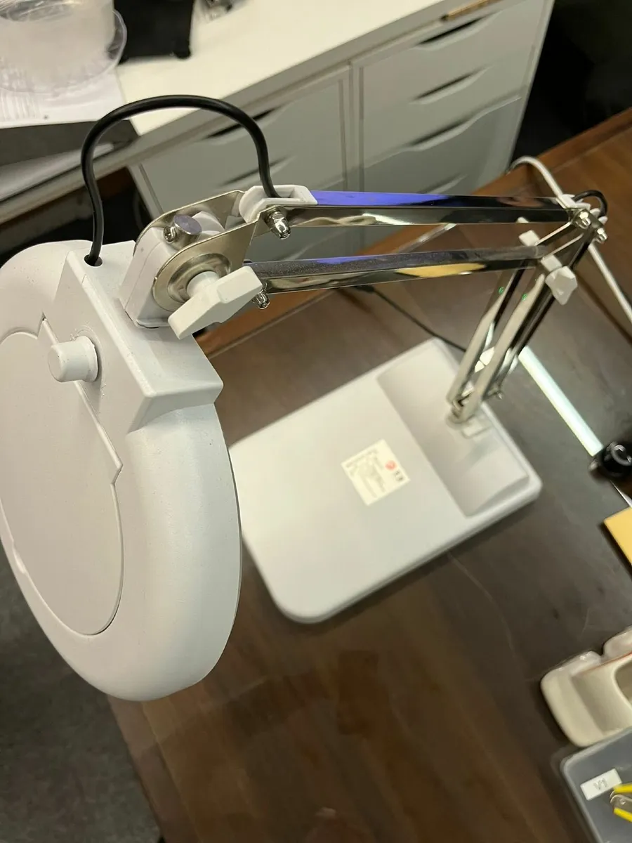 White Benchtop Magnifier Lamp With Led Light - Image 1