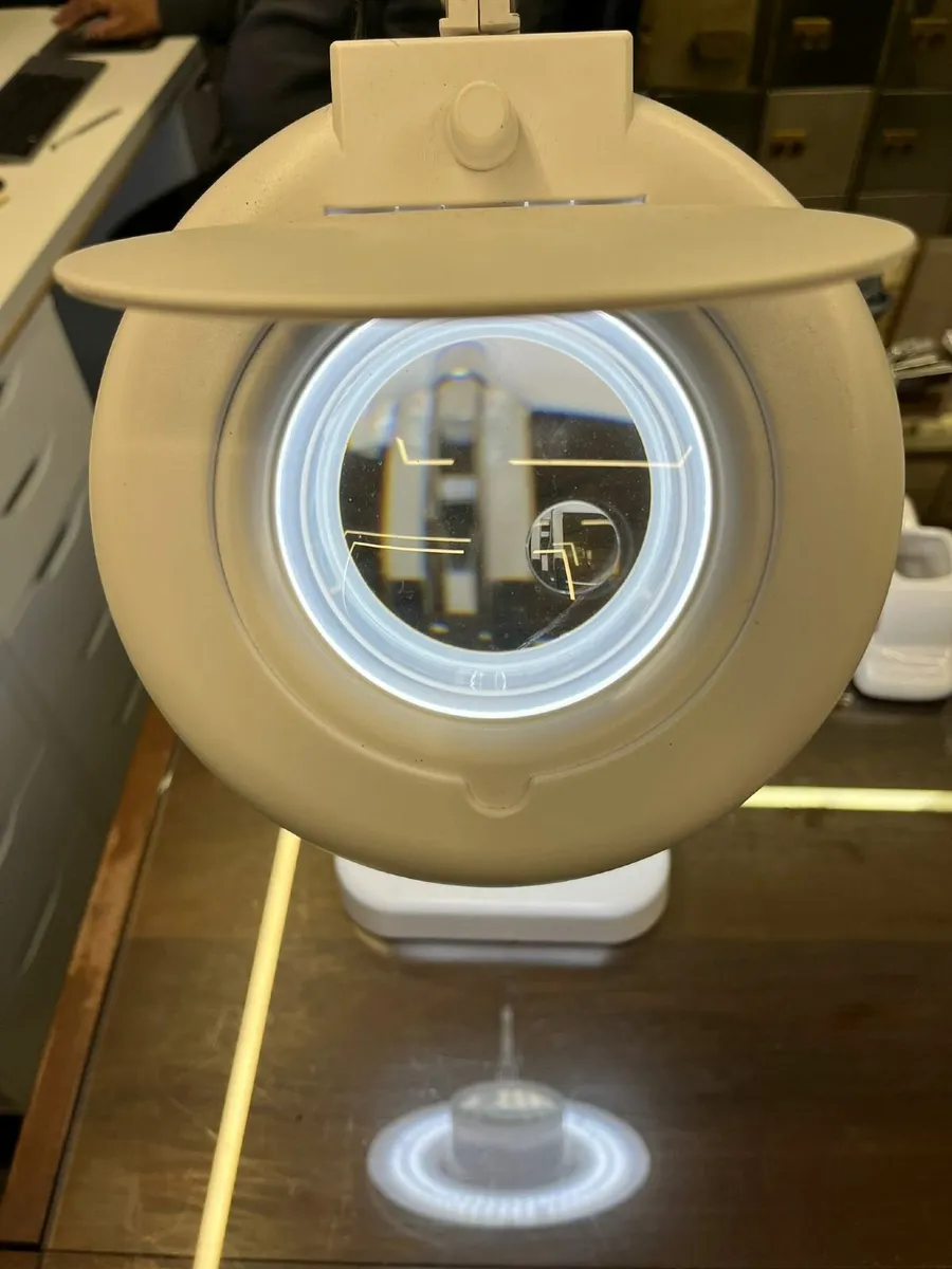 White Benchtop Magnifier Lamp With Led Light - Image 2