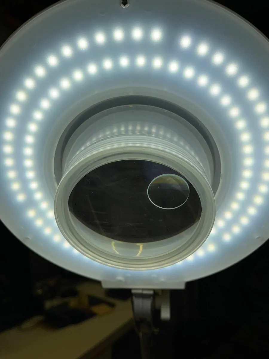 White Benchtop Magnifier Lamp With Led Light - Image 3