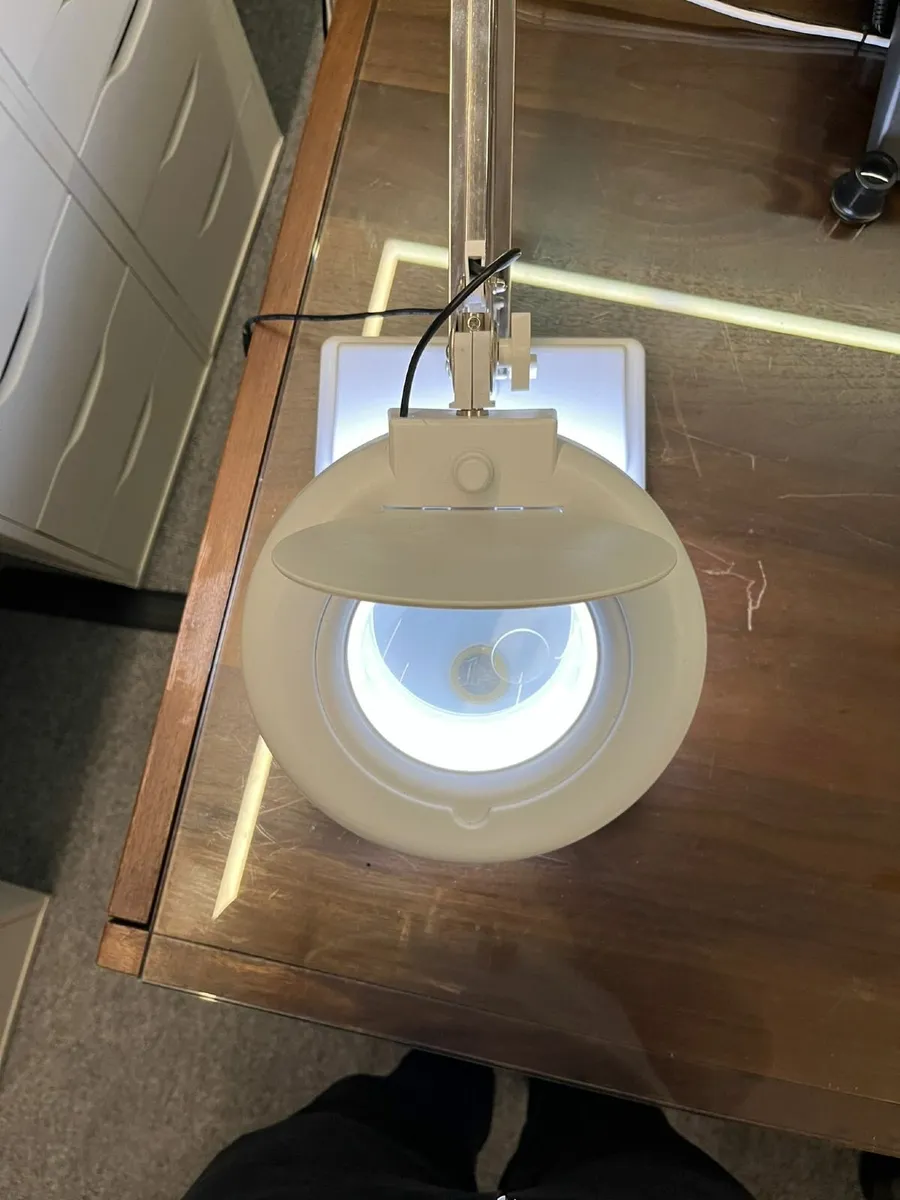 White Benchtop Magnifier Lamp With Led Light - Image 4