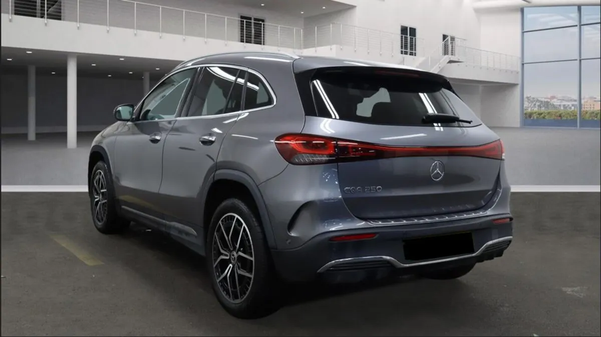 MERCEDES-BENZ EQA 250 AMG LINE PREMIUM // SUNROOF - Image 3