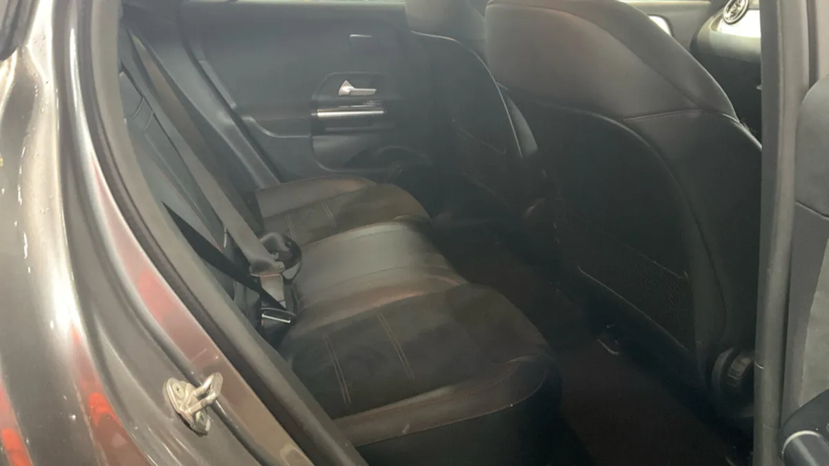 MERCEDES-BENZ EQA 250 AMG LINE PREMIUM // SUNROOF - Image 4