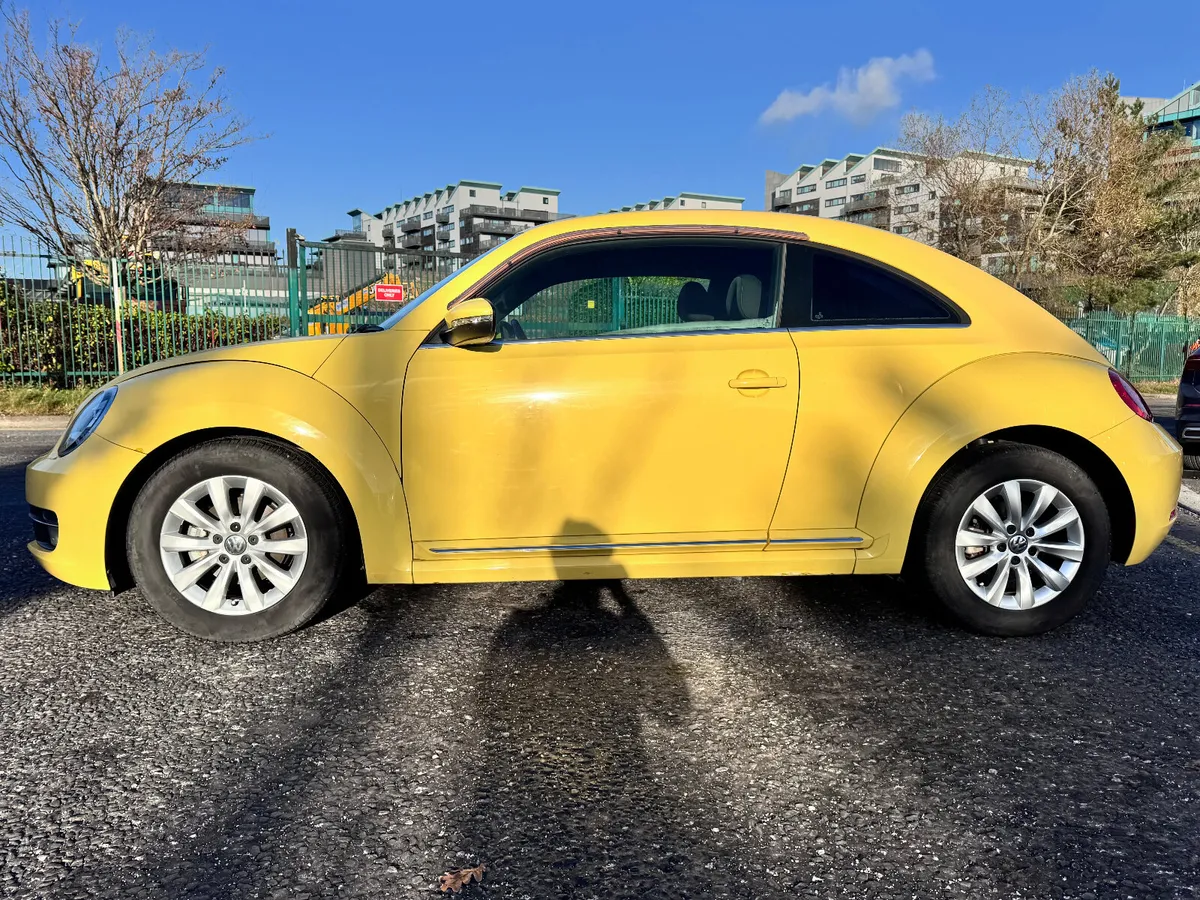 VOLKSWAGON BEETLE 2012 YELLOW - Image 4