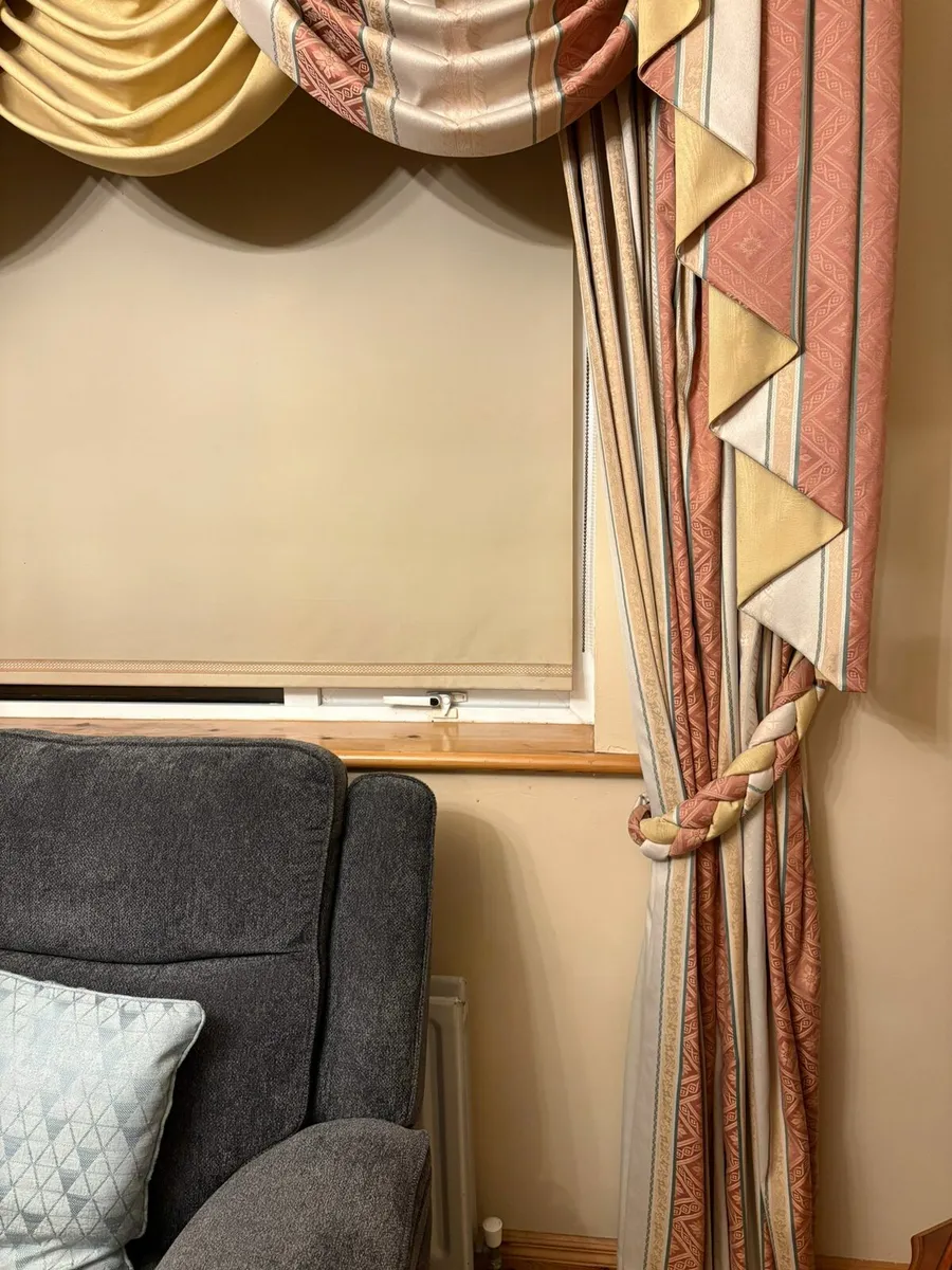 Curtains - Image 2
