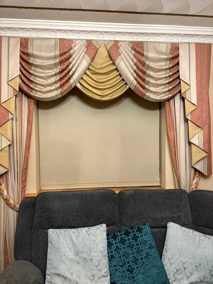 Curtains - Image 3