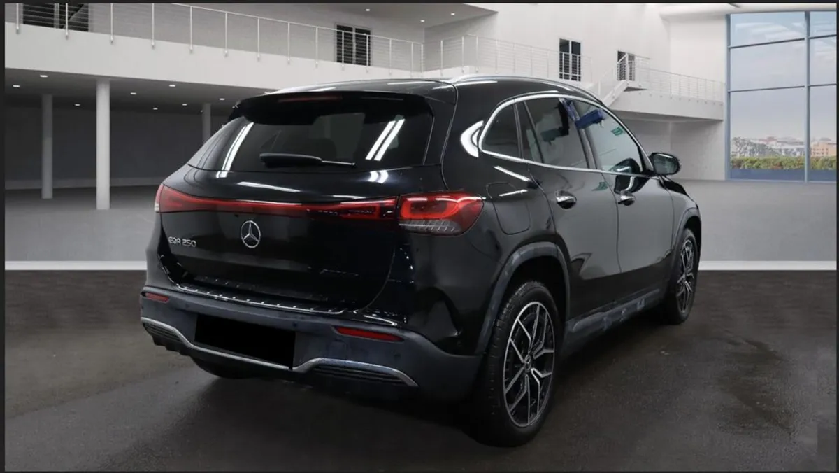 MERCEDES-BENZ EQA 250 AMG LINE PREMIUM // SUNROOF - Image 3