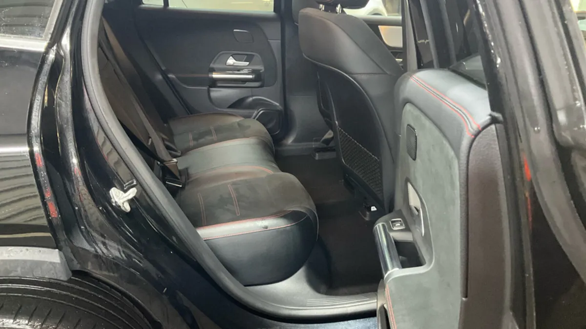 MERCEDES-BENZ EQA 250 AMG LINE PREMIUM // SUNROOF - Image 4