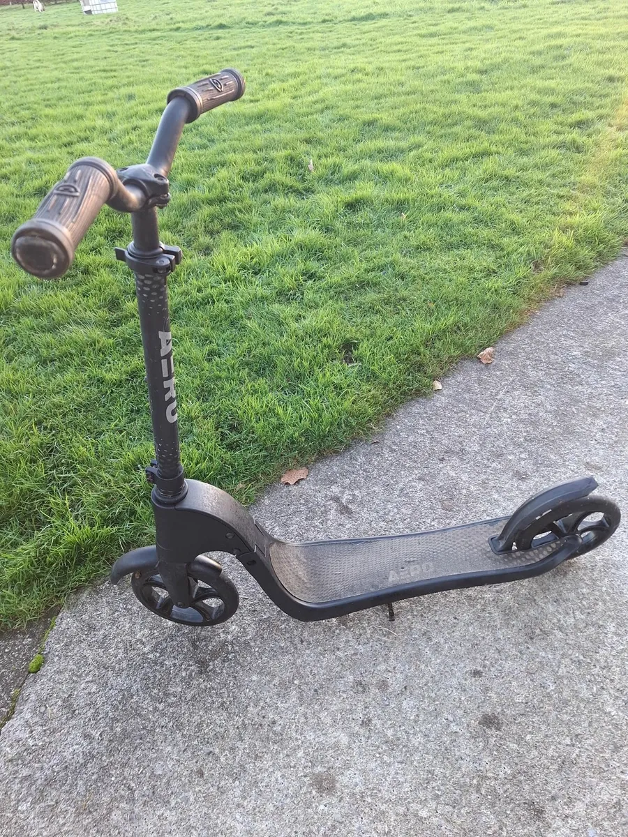 Foldable scooter with stand - Image 1