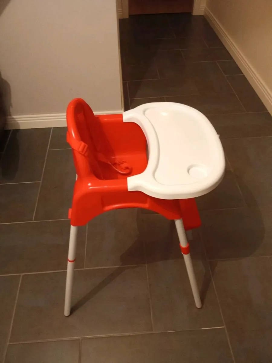 High chair with table easy to use - Image 1