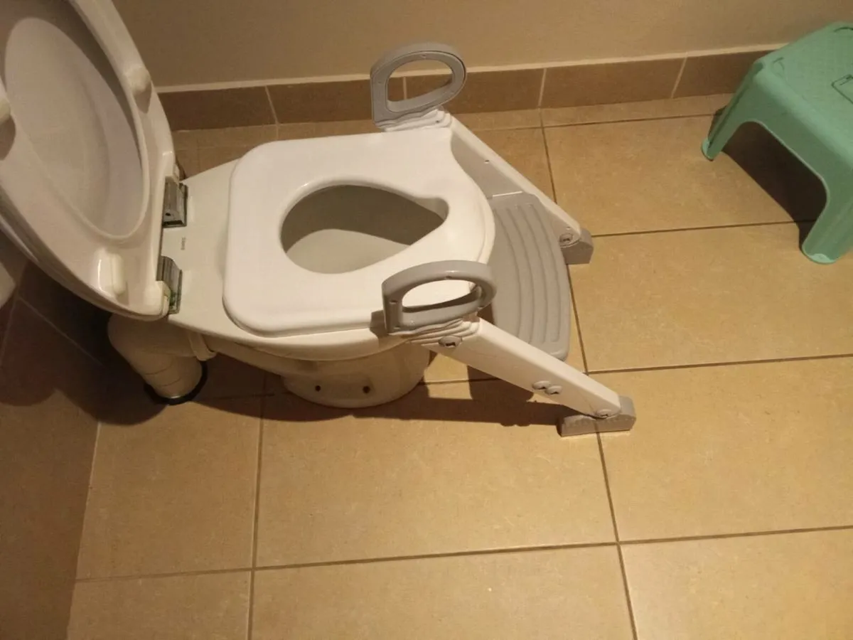 High chair with table easy to use - Image 2