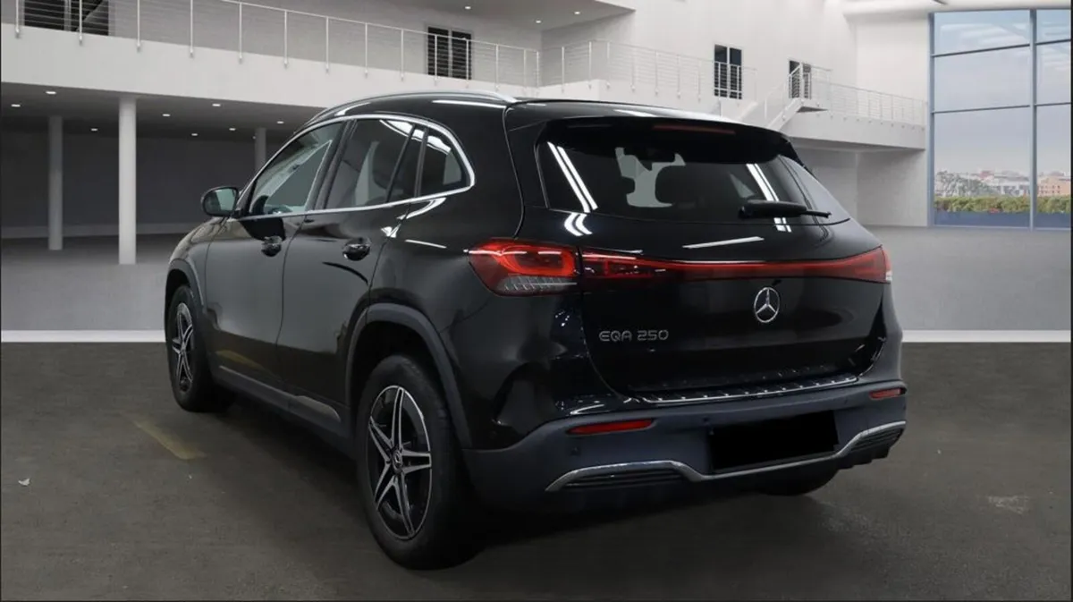 MERCEDES-BENZ EQA 250 AMG LINE - Image 3