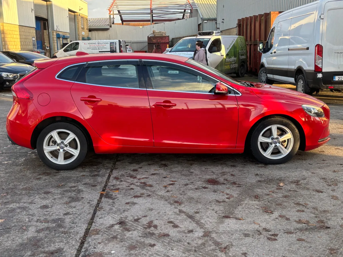 2015 VOLVO V40 1.6T4 5DR AUTO FULLY LOADED - Image 3